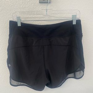 Lululemon black hotty hot shorts 6/8